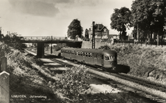 161051 Afbeelding van een electrisch treinstel mat. 1946 van de N.S. bij de Julianabrug te IJmuiden.